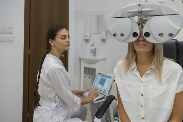 Pregled na dioptrija so foropter i optometrist